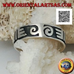 Anillo de plata con espirales y dibujos maoríes en bajorrelieve