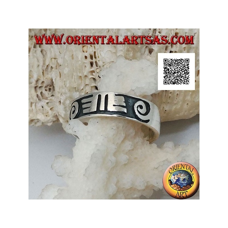 Anillo de plata con espirales y dibujos maoríes en bajorrelieve