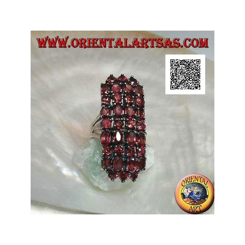 Anello in argento con 31 granati naturali incastonati ovali e tondi a formare un rettangolo