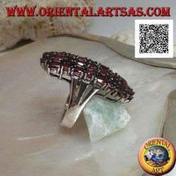 Anillo de plata con 31 granates naturales engastados ovalados y redondos para formar un rectángulo
