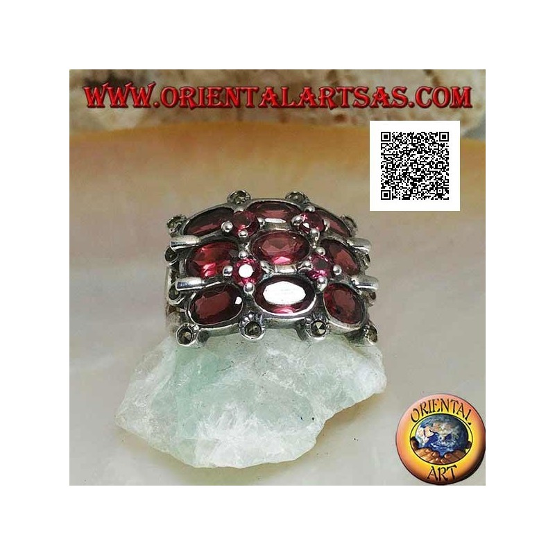 Anillo de rejilla de plata con granates naturales ovalados y redondos y marcasita en las intersecciones externas