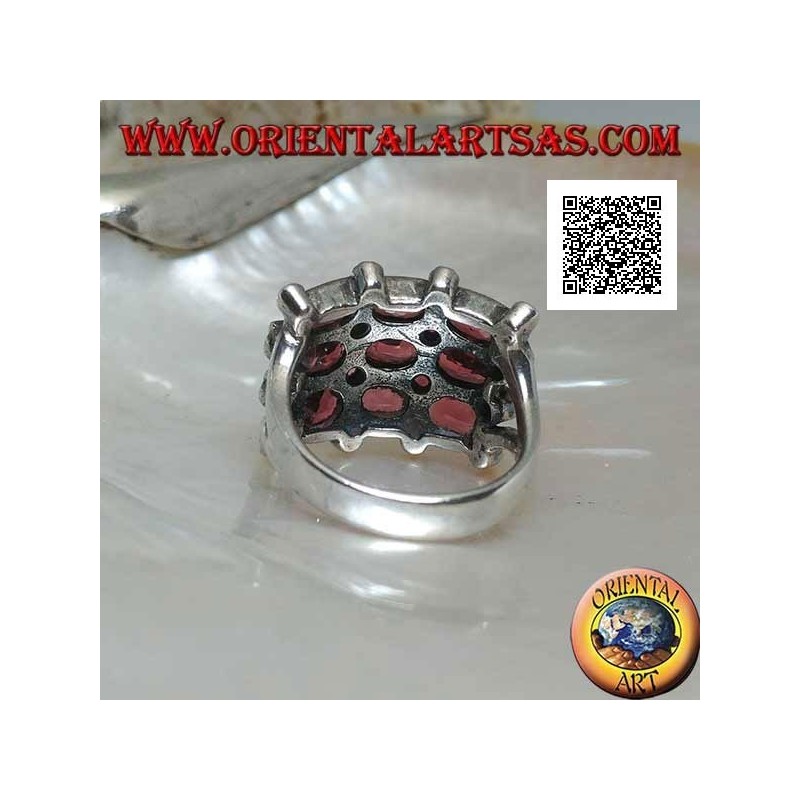 Anillo de rejilla de plata con granates naturales ovalados y redondos y marcasita en las intersecciones externas