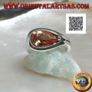 Anello in argento rodiato con zircone champagne a goccia trasversale su montatura liscia