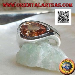 Anillo de plata con baño de rodio con circonitas champán en forma de cruz en engaste liso