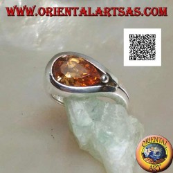 Anillo de plata con baño de rodio con circonitas champán en forma de cruz en engaste liso