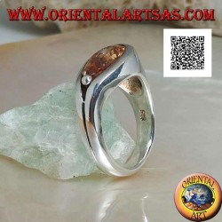 Anillo de plata con baño de rodio con circonitas champán en forma de cruz en engaste liso