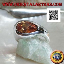 Anillo de plata con baño de rodio con circonitas champán en forma de cruz en engaste liso