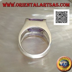 Rhodinierter Silberring mit ovalem, klarem, amethystfarbenem Zirkon in einem Rechteck