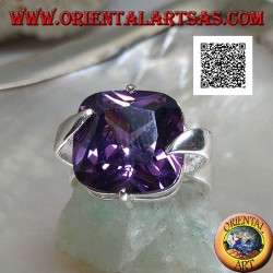 Rhodium-plated silver ring with square faceted amethyst-colored zircon hooked on the center of the sides