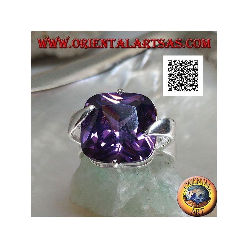 Rhodinierter Silberring mit quadratischem, facettiertem, amethystfarbenem Zirkon in der Mitte der Seiten