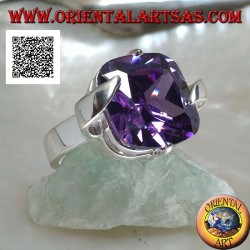 Anillo de plata rodiada con circonita cuadrada facetada color amatista enganchada en el centro de los lados