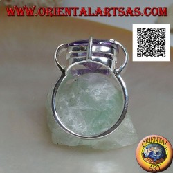 Anillo de plata rodiada con circonita cuadrada facetada color amatista enganchada en el centro de los lados