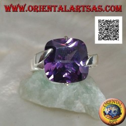 Rhodium-plated silver ring with square faceted amethyst-colored zircon hooked on the center of the sides