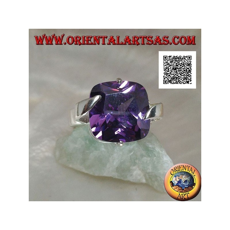 Anello in argento rodiato con zircone color ametista sfaccettato quadrato agganciato sul centro dei lati