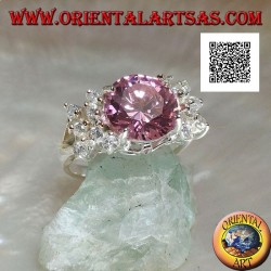 Anello in argento rodiato con zircone tondo rosa sfaccettato con zirconi bianchi laterali