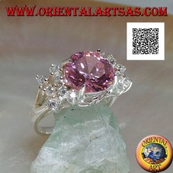 Anillo de plata rodiada con circonita redonda facetada rosa con circonitas blancas laterales