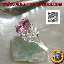 Anillo de plata rodiada con circonita redonda facetada rosa con circonitas blancas laterales