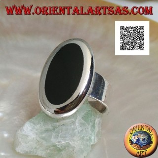 Bague en argent avec onyx ovale serti au ras du bord avec contour lisse