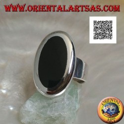 Anillo de plata con ónix ovalado engastado al ras del borde con contorno liso