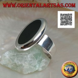 Anillo de plata con ónix ovalado engastado al ras del borde con contorno liso