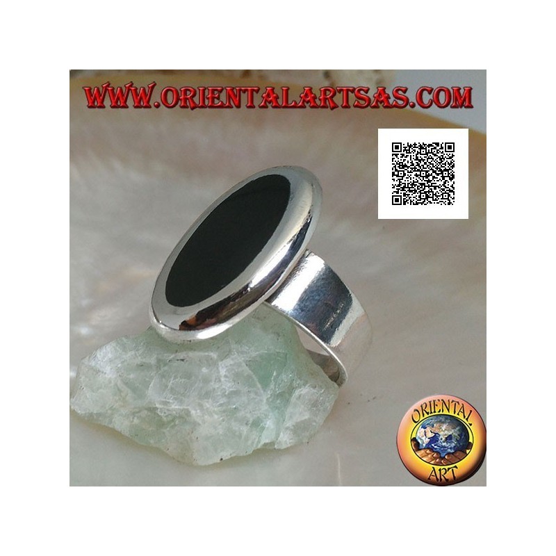 Bague en argent avec onyx ovale serti au ras du bord avec contour lisse