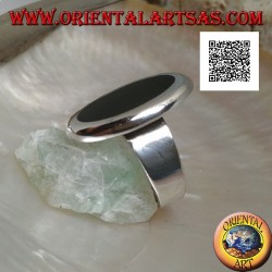 Silberring mit ovalem Onyx, bündig mit der Kante und glatter Kontur