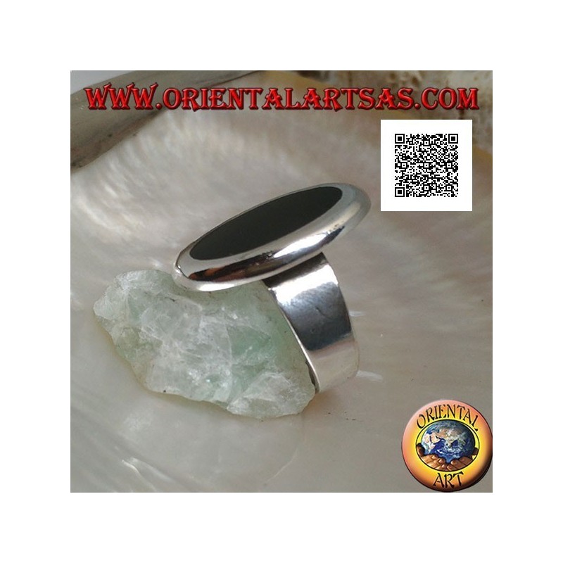 Silberring mit ovalem Onyx, bündig mit der Kante und glatter Kontur