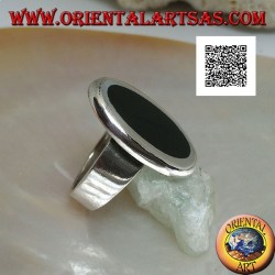 Bague en argent avec onyx ovale serti au ras du bord avec contour lisse