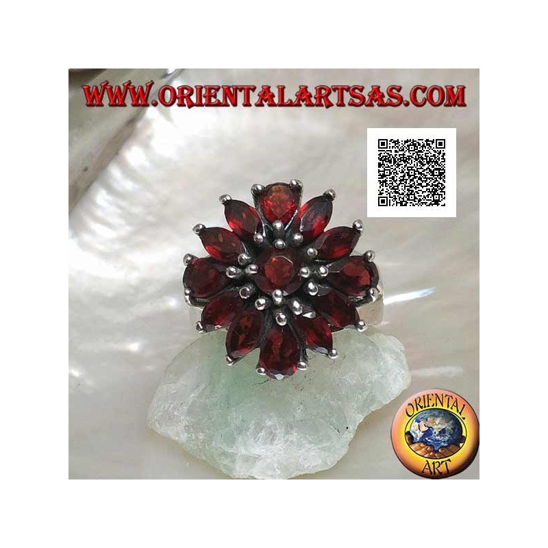 Bague en argent avec fleur en relief de 13 grenats naturels ronds, navette et goutte, serti
