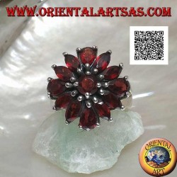 Anillo de plata con flor en relieve de 13 granates redondos naturales, lanzadera y gota, engastado
