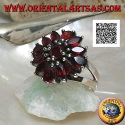 Bague en argent avec fleur en relief de 13 grenats naturels ronds, navette et goutte, serti