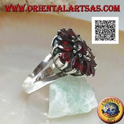 Anillo de plata con flor en relieve de 13 granates redondos naturales, lanzadera y gota, engastado
