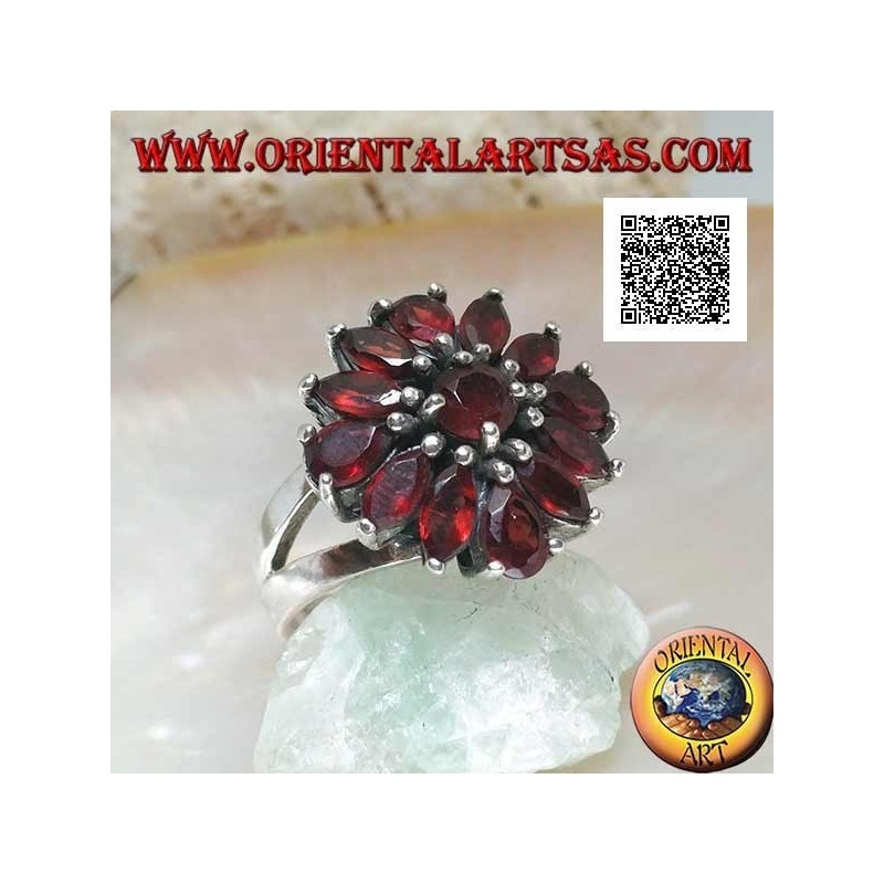 Anillo de plata con flor en relieve de 13 granates redondos naturales, lanzadera y gota, engastado