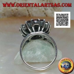 Anillo de plata con flor en relieve de 13 granates redondos naturales, lanzadera y gota, engastado