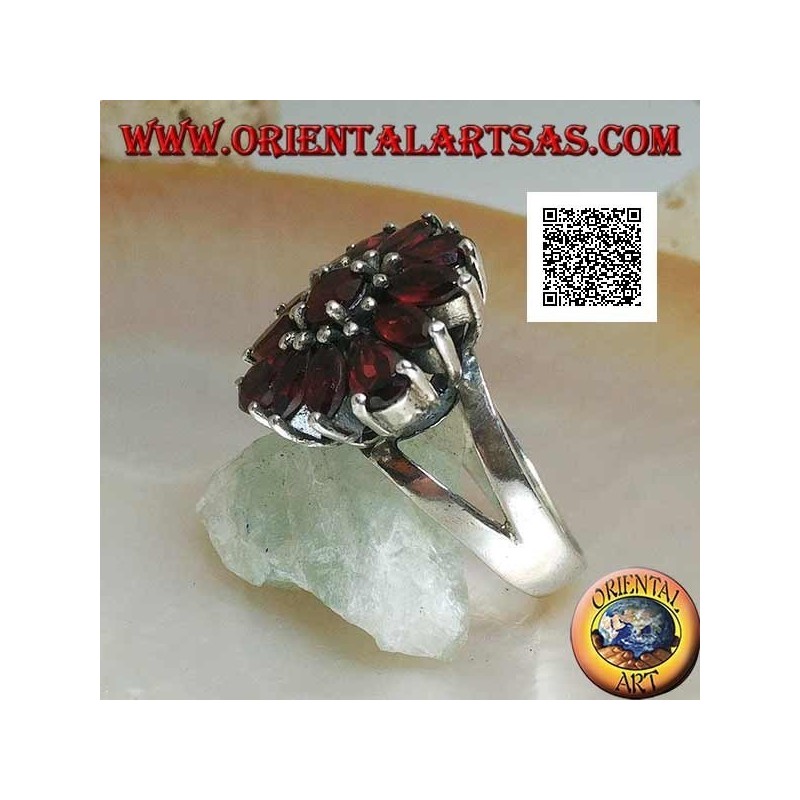 Anello in argento a fiore rialzato di 13 granati naturali tondi, a navetta e a goccia, incastonati