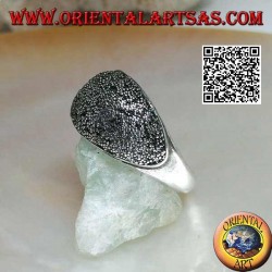 Bague en argent avec bande arrondie parsemée de marcassite