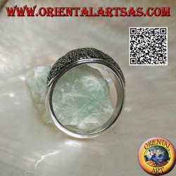 Bague en argent avec bande arrondie parsemée de marcassite