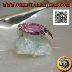 Anillo de plata rodiada con circonita rosa facetada ovalada angosta enganchada en el lateral