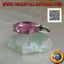 Anillo de plata rodiada con circonita rosa facetada ovalada angosta enganchada en el lateral