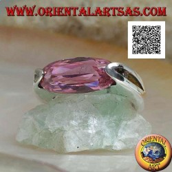 Anillo de plata rodiada con circonita rosa facetada ovalada angosta enganchada en el lateral