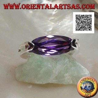 Anello in argento rodiato con zircone ametista ovale stretto sfaccettato agganciato lateralmente