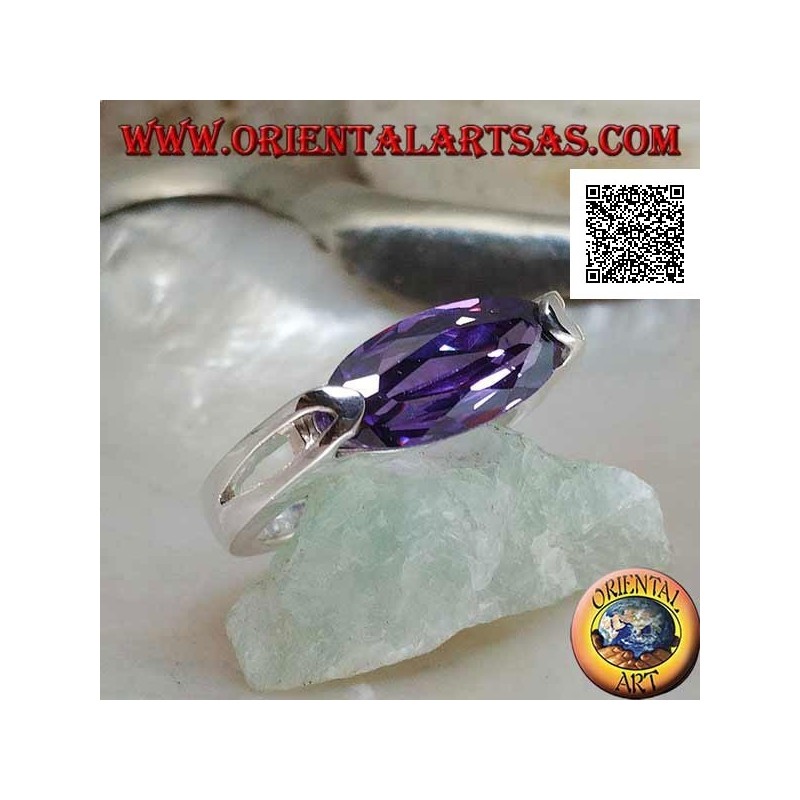 Anillo de plata rodiada con circonita de amatista facetada ovalada estrecha enganchada en el lateral