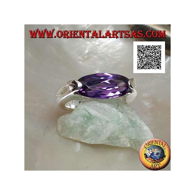 Anillo de plata rodiada con circonita de amatista facetada ovalada estrecha enganchada en el lateral