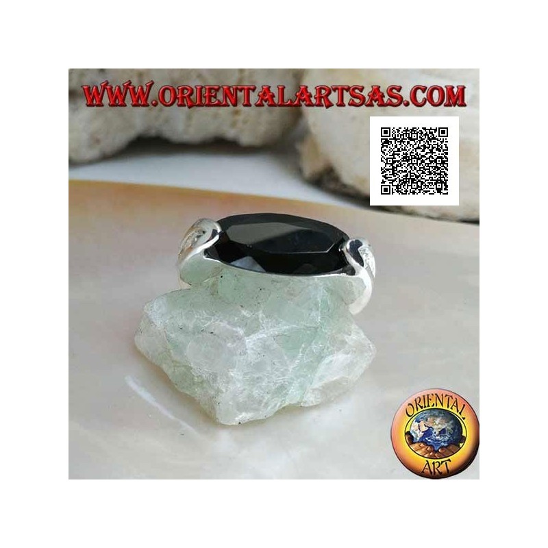 Anillo de plata rodiada con circonita de espinela facetada ovalada estrecha enganchada en el lateral