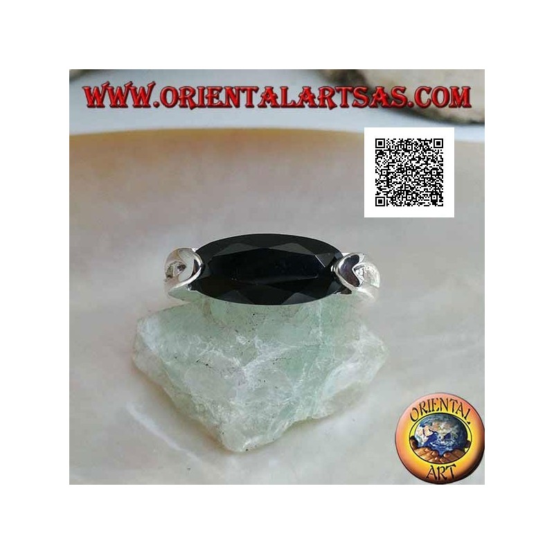 Anello in argento rodiato con zircone spinello ovale stretto sfaccettato agganciato lateralmente