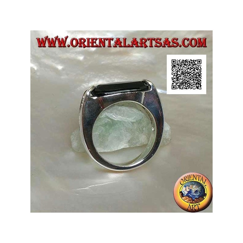 Anello in argento rodiato con zircone spinello ovale stretto sfaccettato agganciato lateralmente