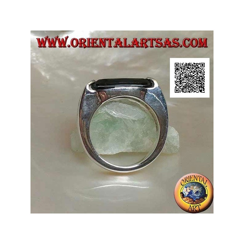 Anillo de plata rodiada con circonita de espinela facetada ovalada estrecha enganchada en el lateral
