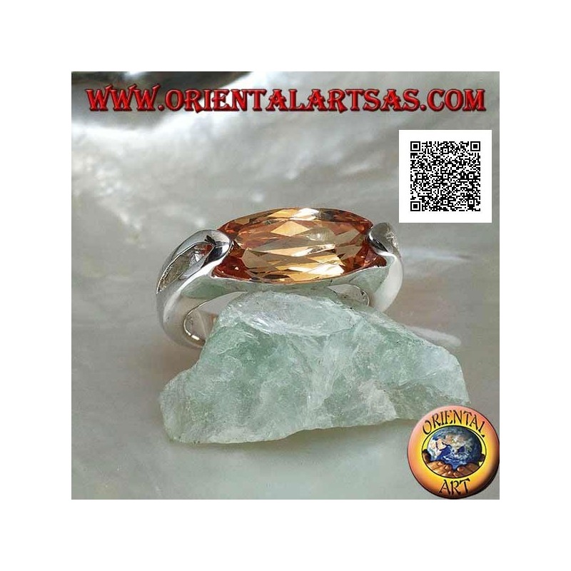 Anillo de plata rodiada con circón champán facetado ovalado estrecho enganchado en el lateral