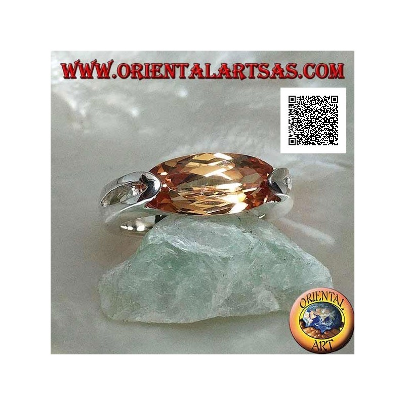Anillo de plata rodiada con circón champán facetado ovalado estrecho enganchado en el lateral