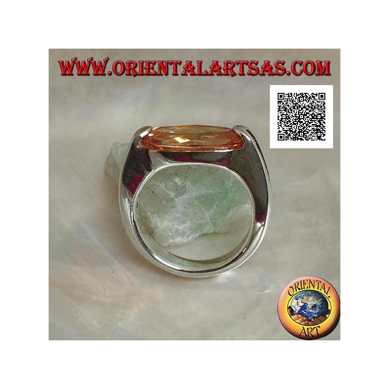 Anillo de plata rodiada con circón champán facetado ovalado estrecho enganchado en el lateral